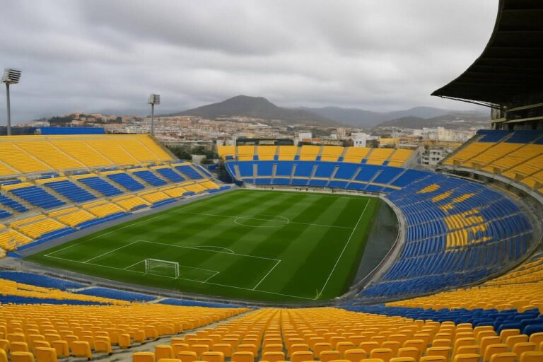 Intergenerationelles Treffen im Estadio de Gran Canaria verbindet Jung und Alt durch Fußball
