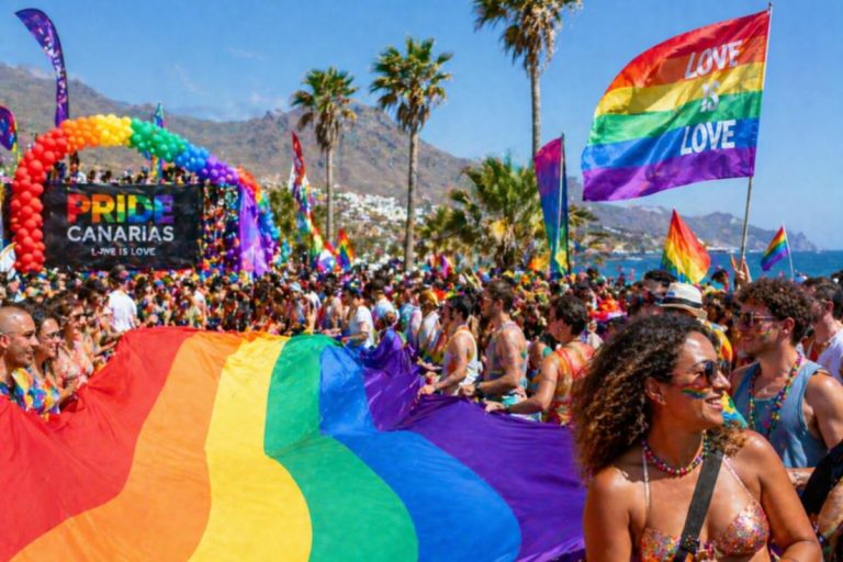 HiperDino begrüßt Maspalomas Pride mit buntem Dekor