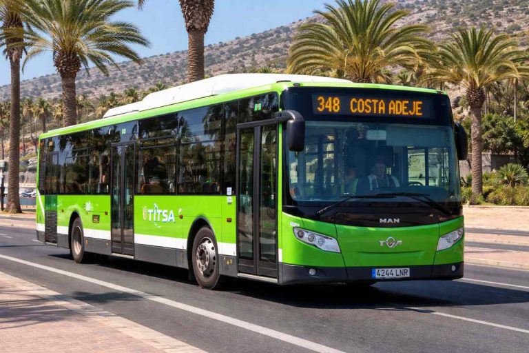 Surreale Szene in Teneriffa: Mann blockiert Bus und fordert Einlass